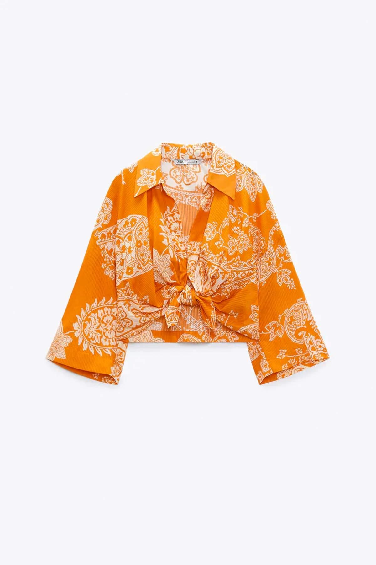 Top estampado con nudo en tono naranja de Zara