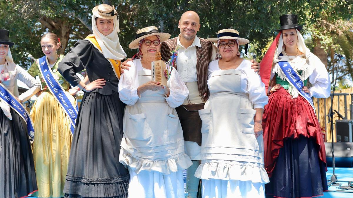 Angelita González, segunda por la izquierda, una de las pioneras y ganadoras del concurso de comidas típicas de Santa Cruz.