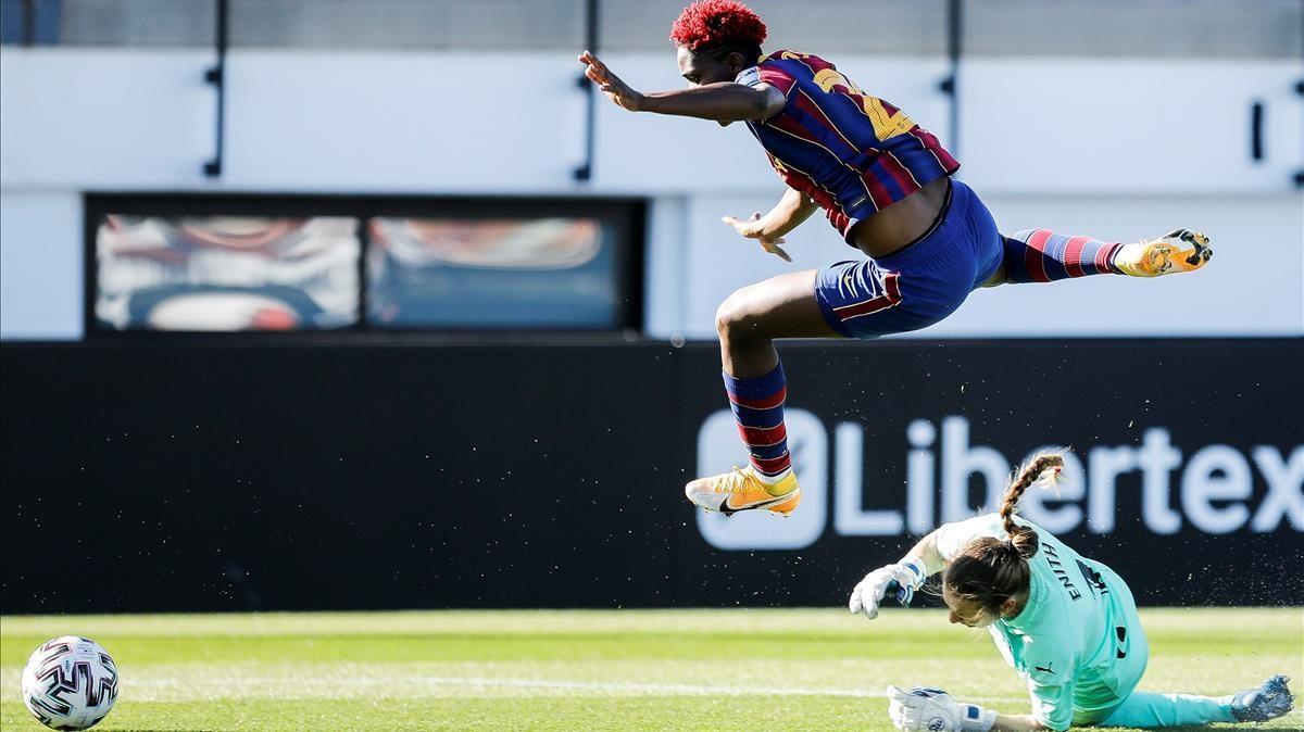 GRAFCVA371  PATERNA (VALENCIA)  12 12 2020 - La portera del Valencia  Enith (d)  disputa el balon con la del Barcelona  Oshoala (i)  durante el partido de la decimoprimera jornada de la Primera Iberdrola que han disputado este sabado en la Ciudad Deportiva de Paterna (Valencia)  EFE Ana Escobar