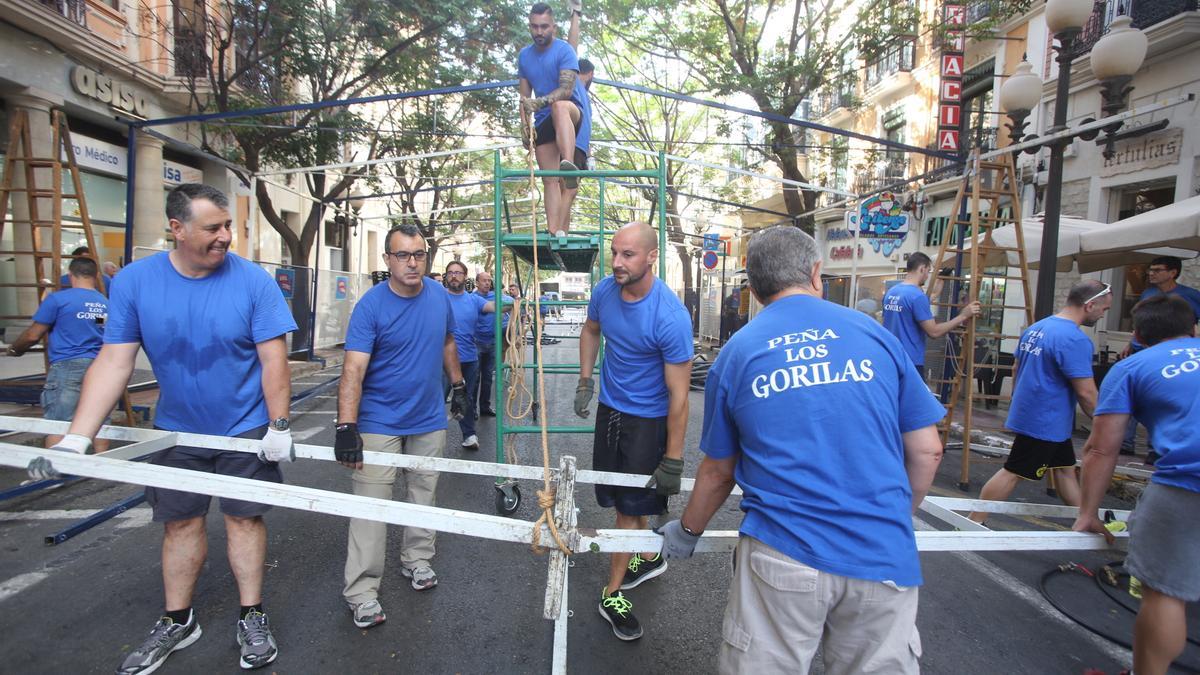 Montaje de una céntrica barraca en las Hogueras de Alicante en 2019