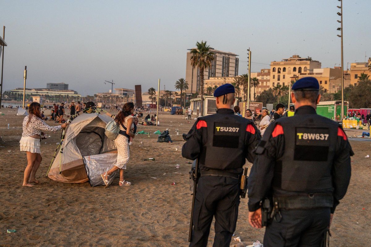 Limpieza de las playas de Barcelona tras la verbena de Sant Joan 2025