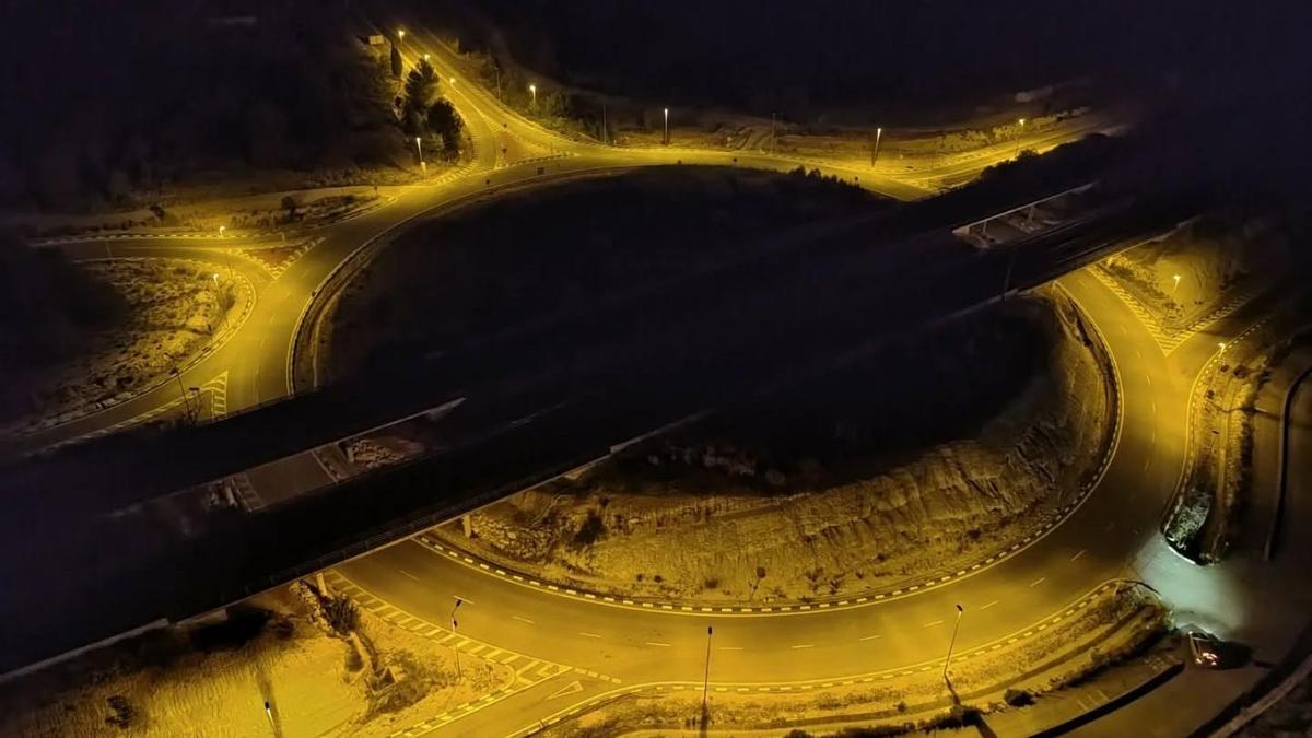 La rotonda de l'Olleria iluminada en una imagen nocturna.