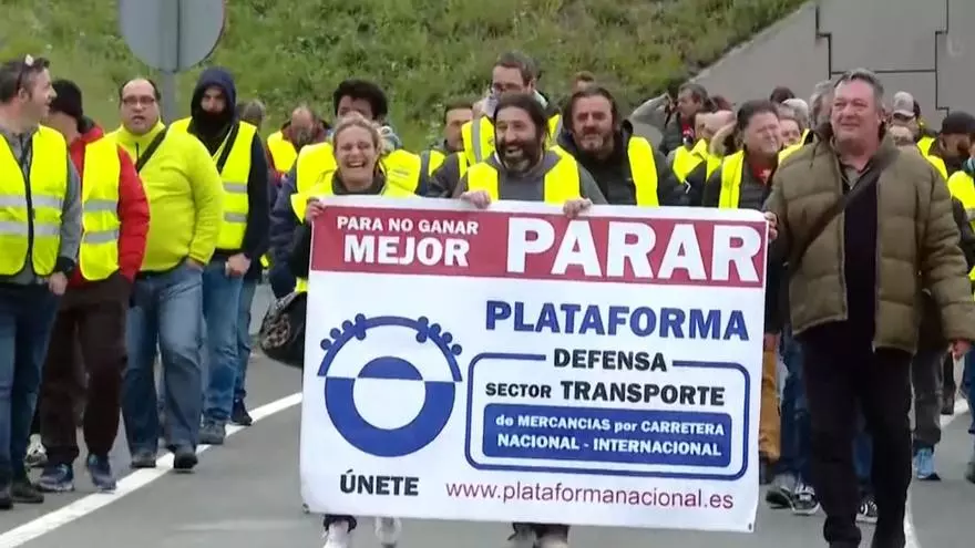 Los transportistas siguen con su paro indefinido y comienza a haber problemas de abastecimiento