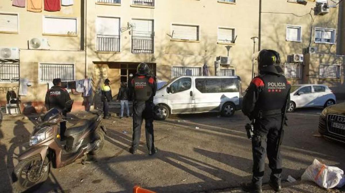 Mossos d'Esquadra en el barrio de la Pòlvora de Girona.