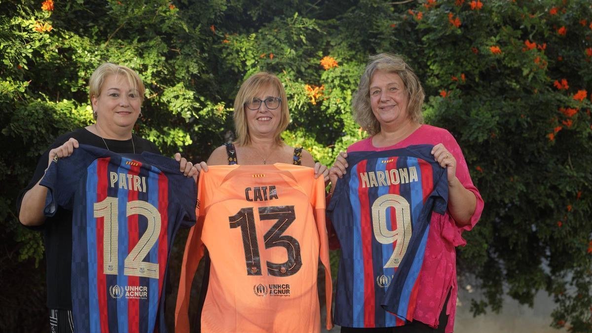 De izquierda a derecha, Toñi, Antònia y Maria posan con las camisetas del Barcelona de sus hijas