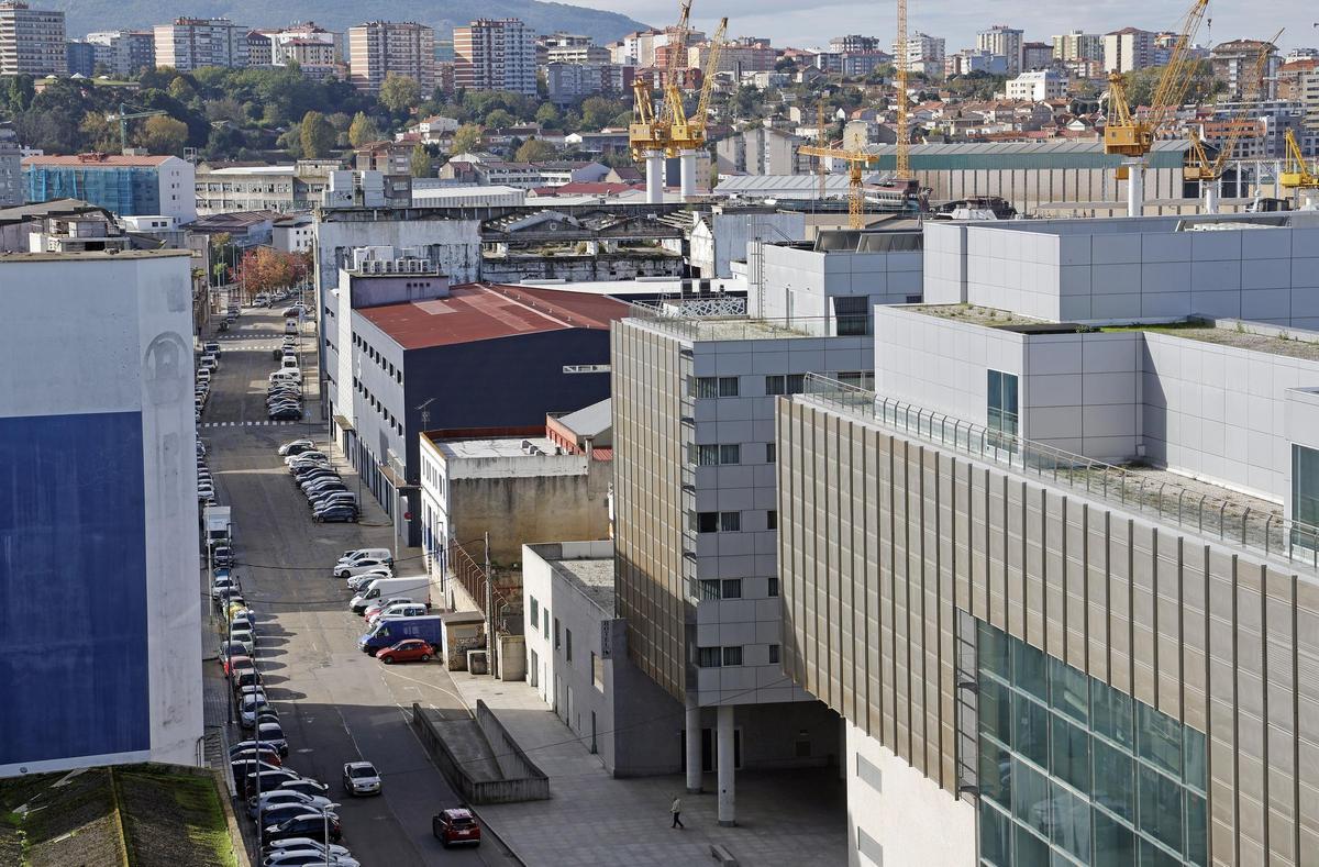 Vista de naves, algunas en ruinas, entre las calles Jacinto Benavente y Avenida de Beiramar, y donde se sitúa el Auditorio Mar de Vigo