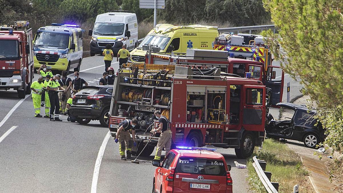 Bombers, unitat de Sistema d’Emergències Mèdiques i Mossos treballant durant l’accident. | DAVID APARICIO