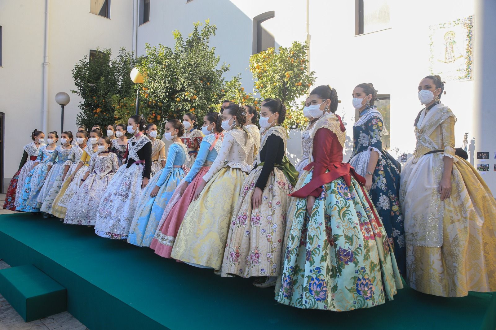 Falleras mayores y cortes recuperan el moño único... y unos segundos sin mascarilla