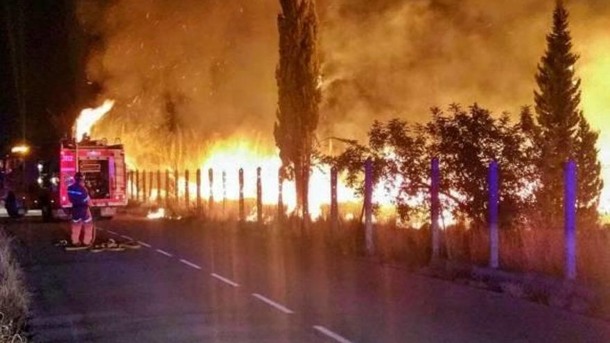 Los bomberos actúan en Cullera para apagar el incendio.