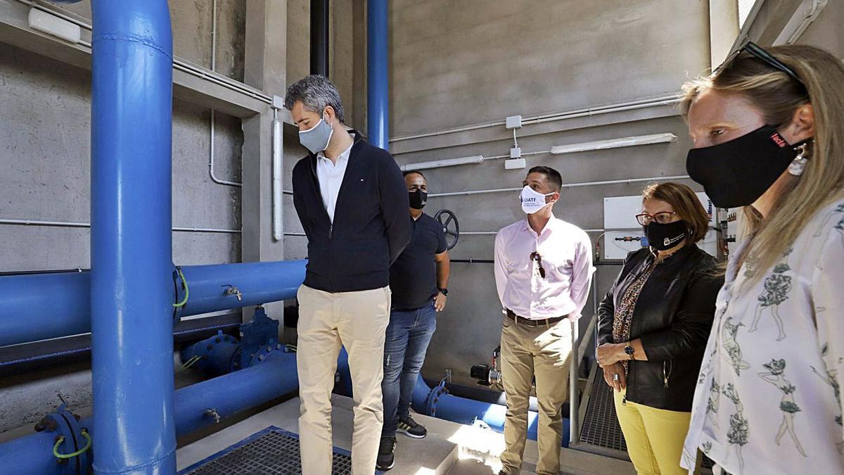 El consejero de Desarrollo Sostenible y Lucha contra el Climático del Cabildo, Javier Rodríguez Medina, visitó el depósito regulador de agua desalada Alcalá II, acompañado por la alcaldesa de Guía de Isora, Josefa Mesa, y técnicos del Consejo Insular de Aguas de Tenerife (Ciatf). | e.d.