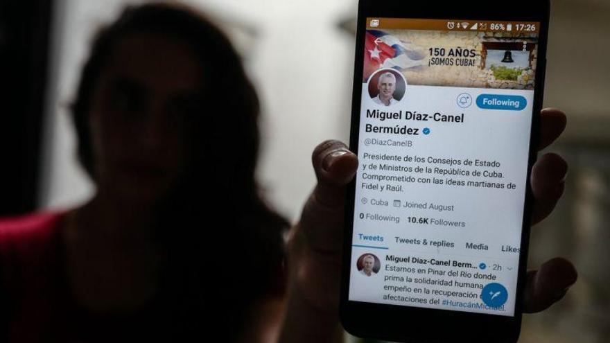 El presidente de Cuba se estrena en Twitter y le llueven numerosas críticas