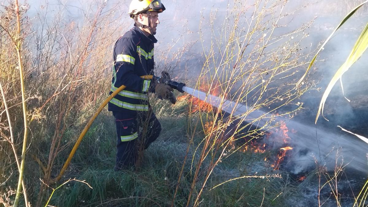 Imagen de archivo de un bombero del parque de Dénia sofocando un incendio