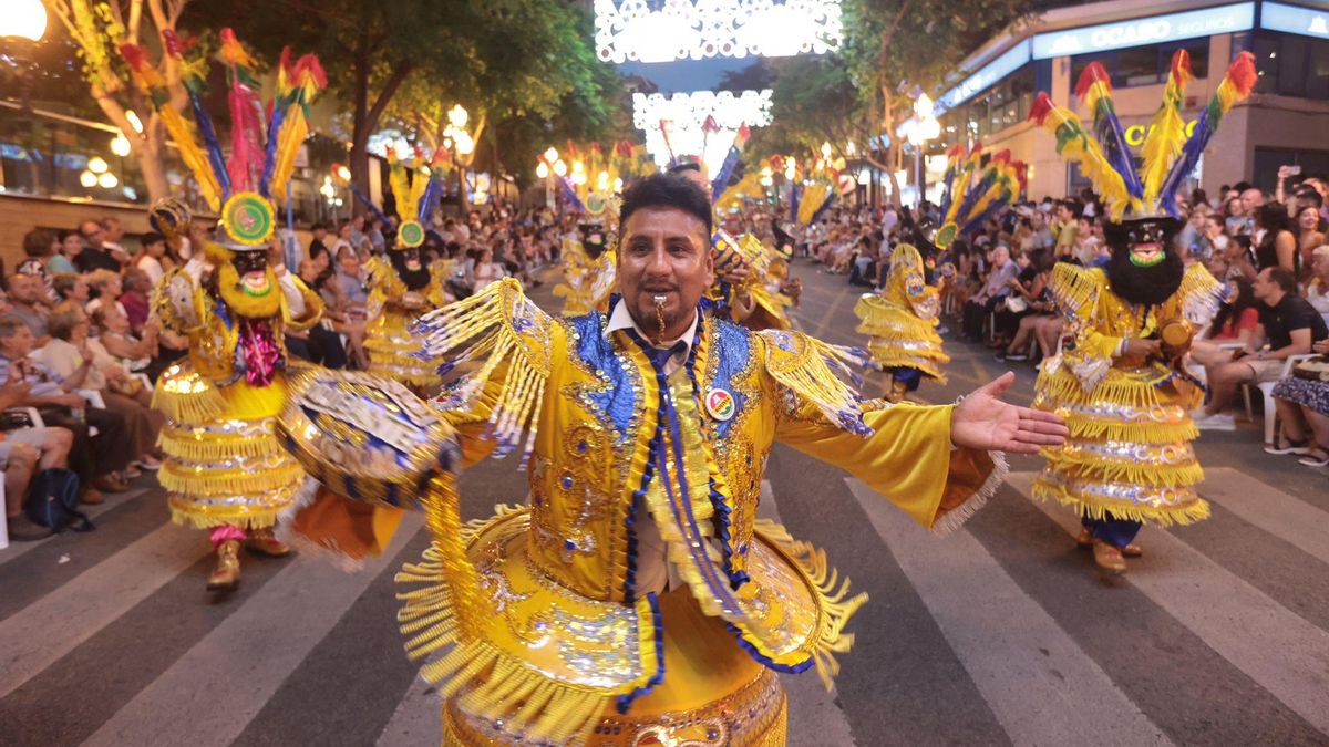El desfile folclórico de Hogueras cuenta con la participación de numerosos municipios de Alicante.