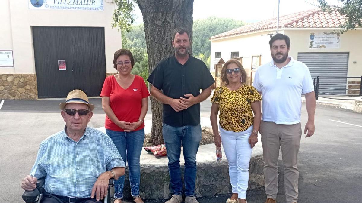 Representantes de la ejecutiva social del PSPV-PSOE provincial, entre ellos Joan Morales y Adrián Sorribes, con miembros de Adelante Villamalur.