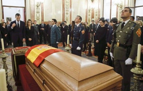 PRINCIPES VISITAN LA CAPILLA ARDIENTE DE ADOLFO SU?REZ EN EL CONGRESO