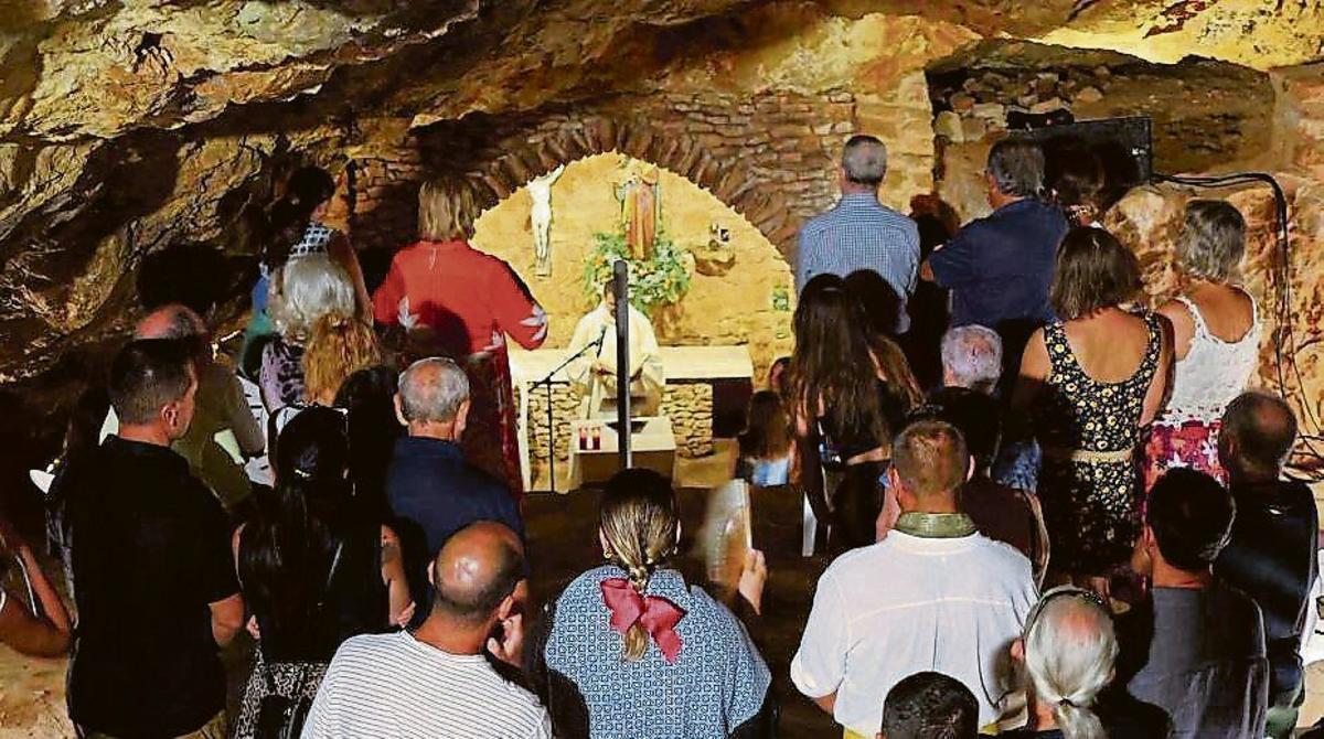 La misa en la Cueva de Santa Agnès forma parte de la tradición.