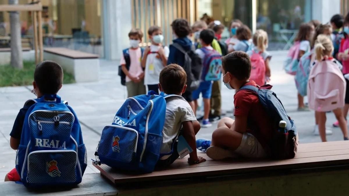 Imagen de archivo de escolares a la entrada de su colegio.
