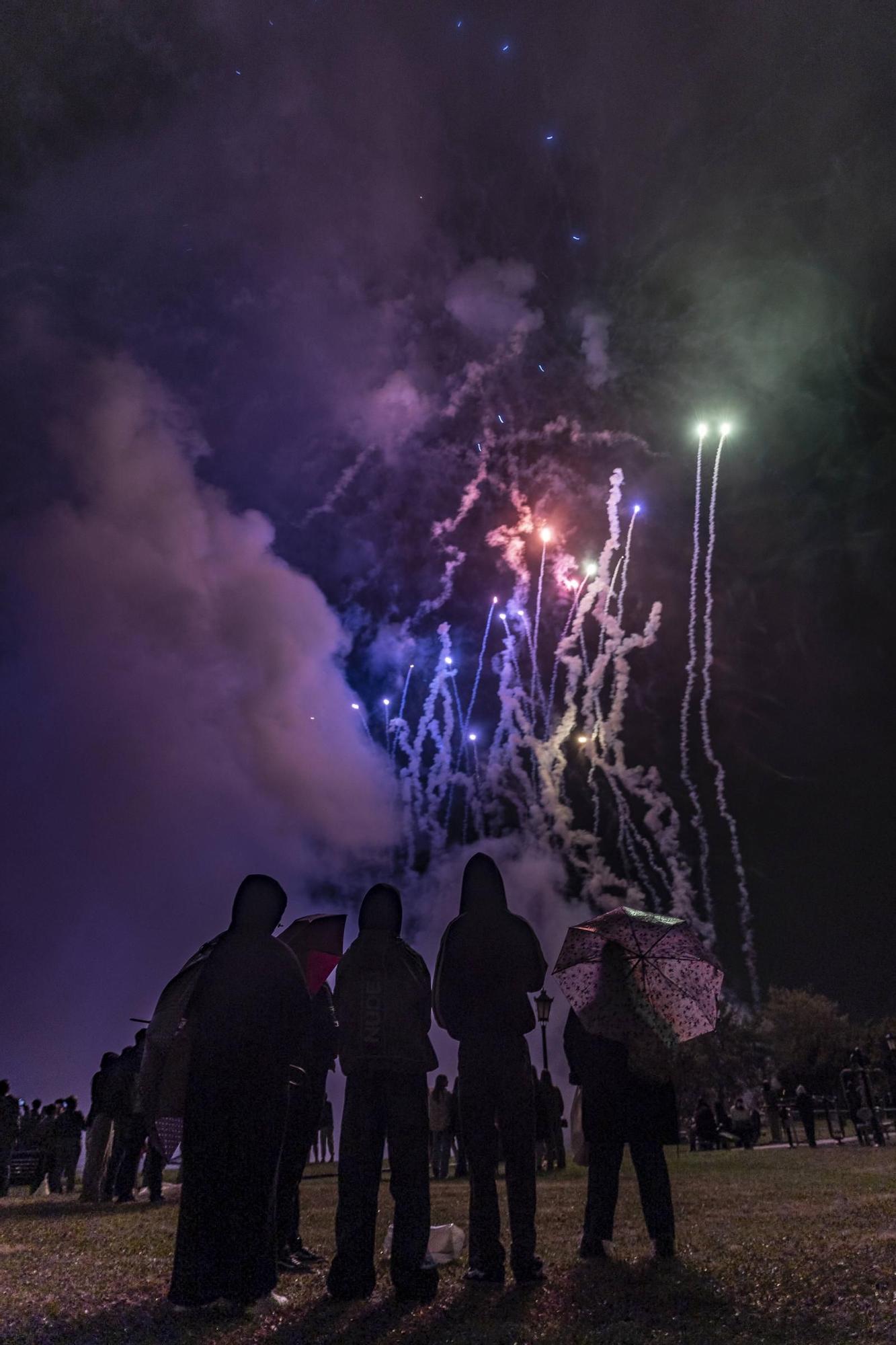 EN IMÁGENES: Así se vivieron unos fuegos de San Mateo bajo la lluvia en Oviedo