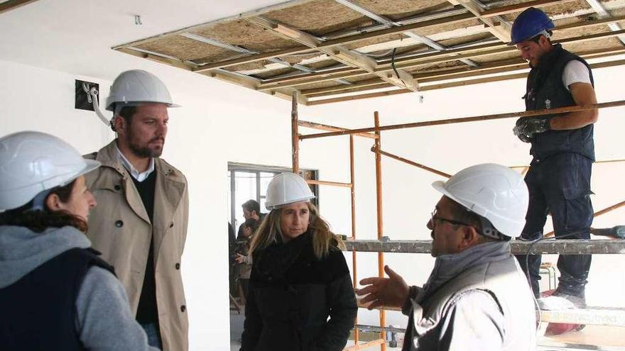 El alcalde y Amalia Goldar, con la directora y el profesor de carpintería del &quot;obradoiro&quot;.  // Bernabé / Adrián Rei