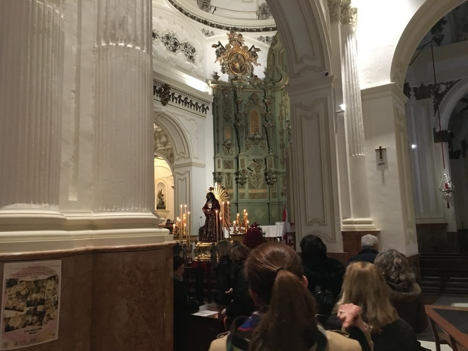 Cientos de malagueños acuden a rendirle devoción al Cristo de Medinaceli pese a la lluvia.