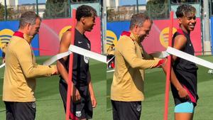 Hansi Flick hace de padre con Lamine... ¡Y hasta le sube los pantalones!