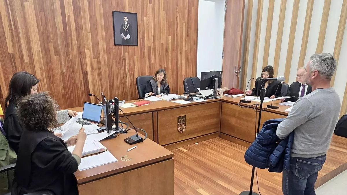 El bombero del Val Miñor acusado de coacciones y amenazas lo niega así en el juicio: «Jugadas sucias»