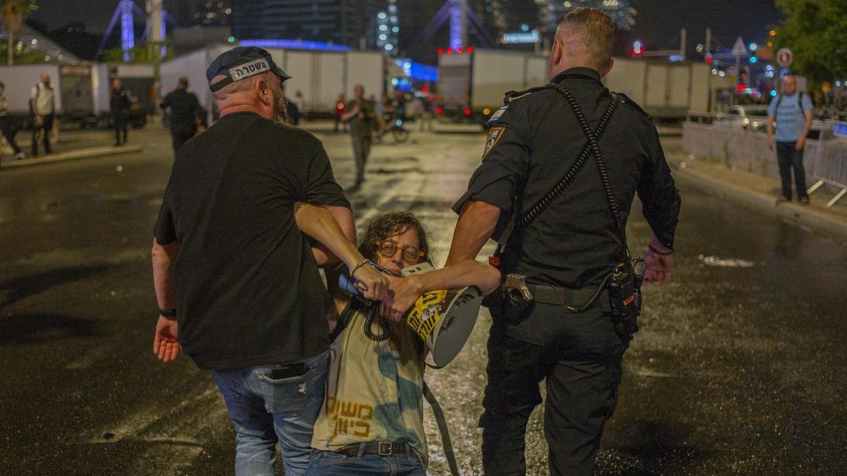 Israel, Tel Aviv: la policía israelí detiene a un manifestante durante una protesta de familiares y partidarios de los rehenes tomados por Hamás.