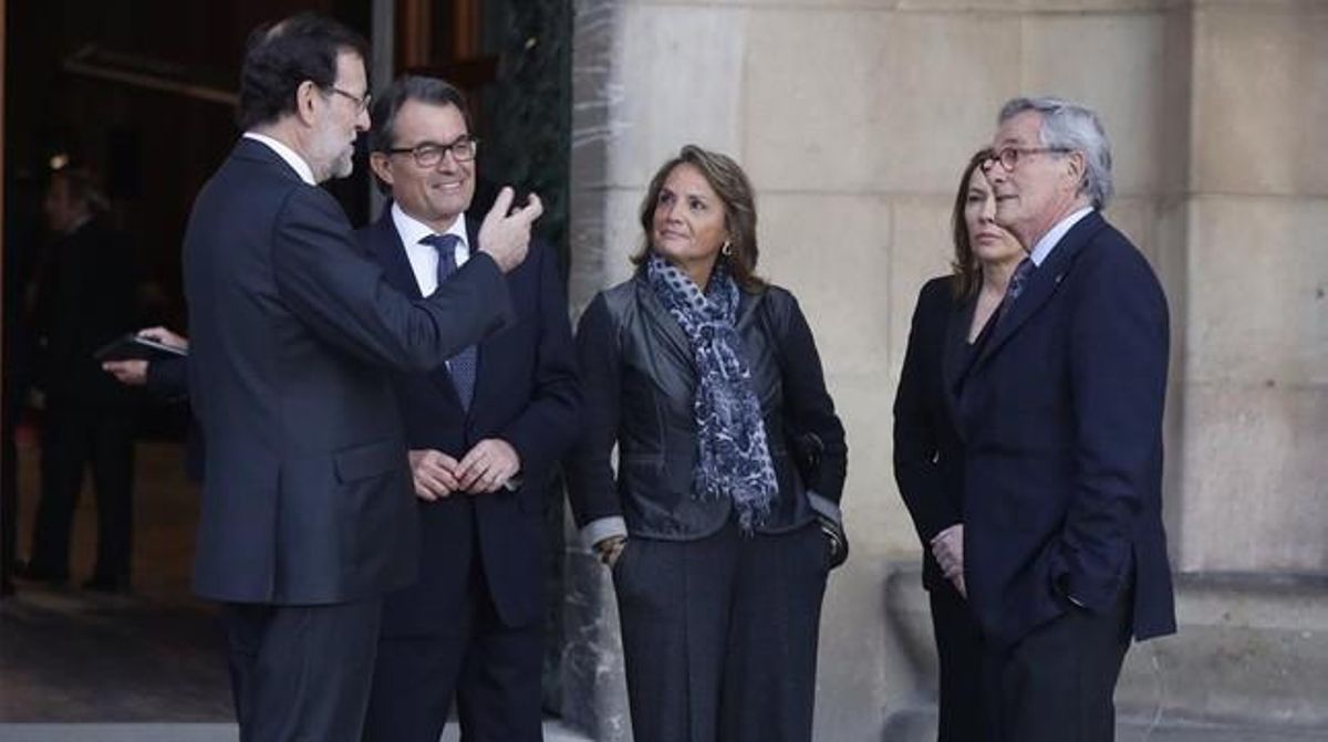 Mariano Rajoy conversa amb Artur Mas i Xavier Trias en presència d’Helena Rakosnic i Elvira Fernández abans que comenci la cerimònia.
