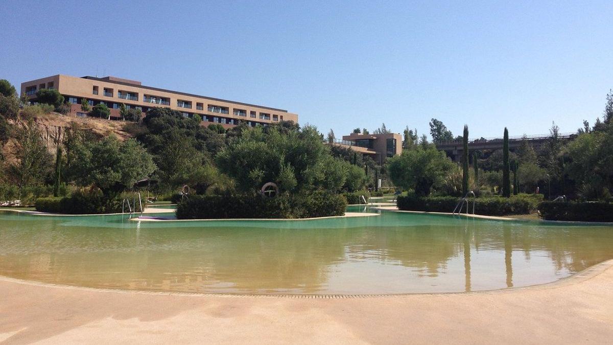 Vista del hotel del complejo Marina Isla de Vadecañas desde la zona de las piscinas..