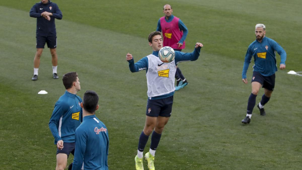 José Gragera controla el balón.