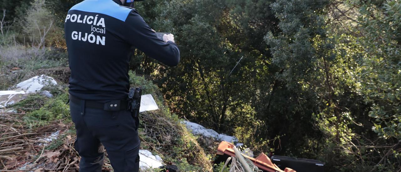 Los vertederos ilegales se duplican en la zona Oeste de Gijón: la Policía Ambiental ha localizado 94 puntos