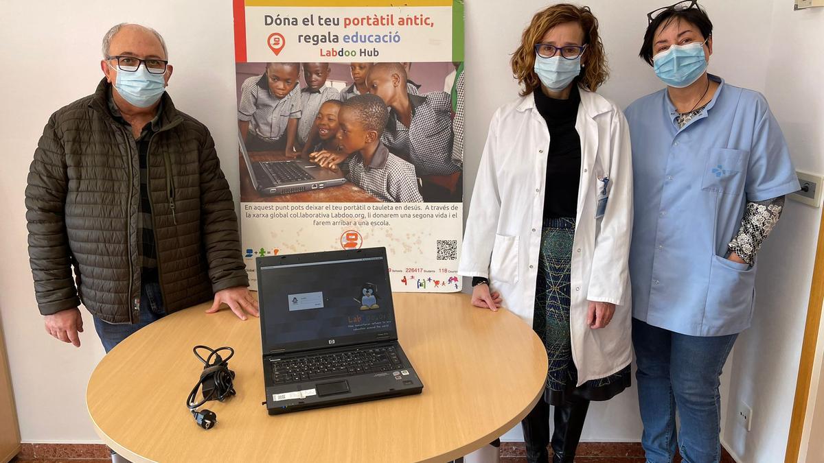 Anna Forcada, gerent de l&#039;hospital, Montse Magnet, cap d&#039;Informàtica del centre (a la part dreta), i Josep M. Hontangas, de la plataforma Labdoo (a l&#039;esquerra)
