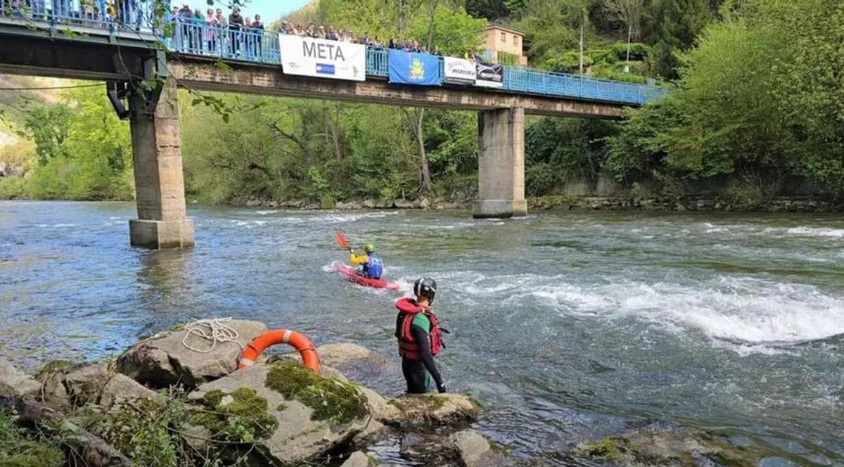 Público siguioento la competición celebrada en abril del año pasado en Morcín.