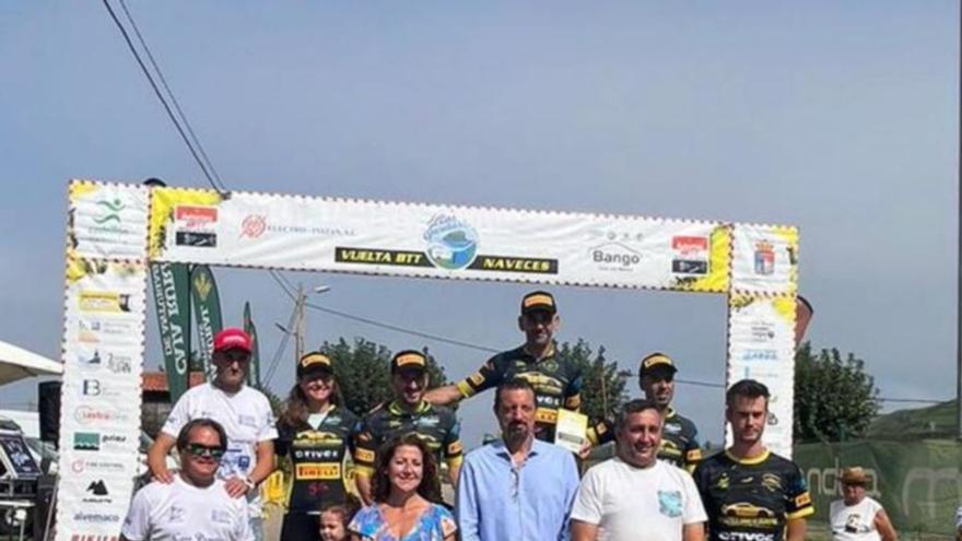 El alcalde de Castrillón, Eloy Alonso, en el centro, con los ediles de Deportes, Gustavo Prieto, y de turismo Marián González, con voluntarios y líderes.