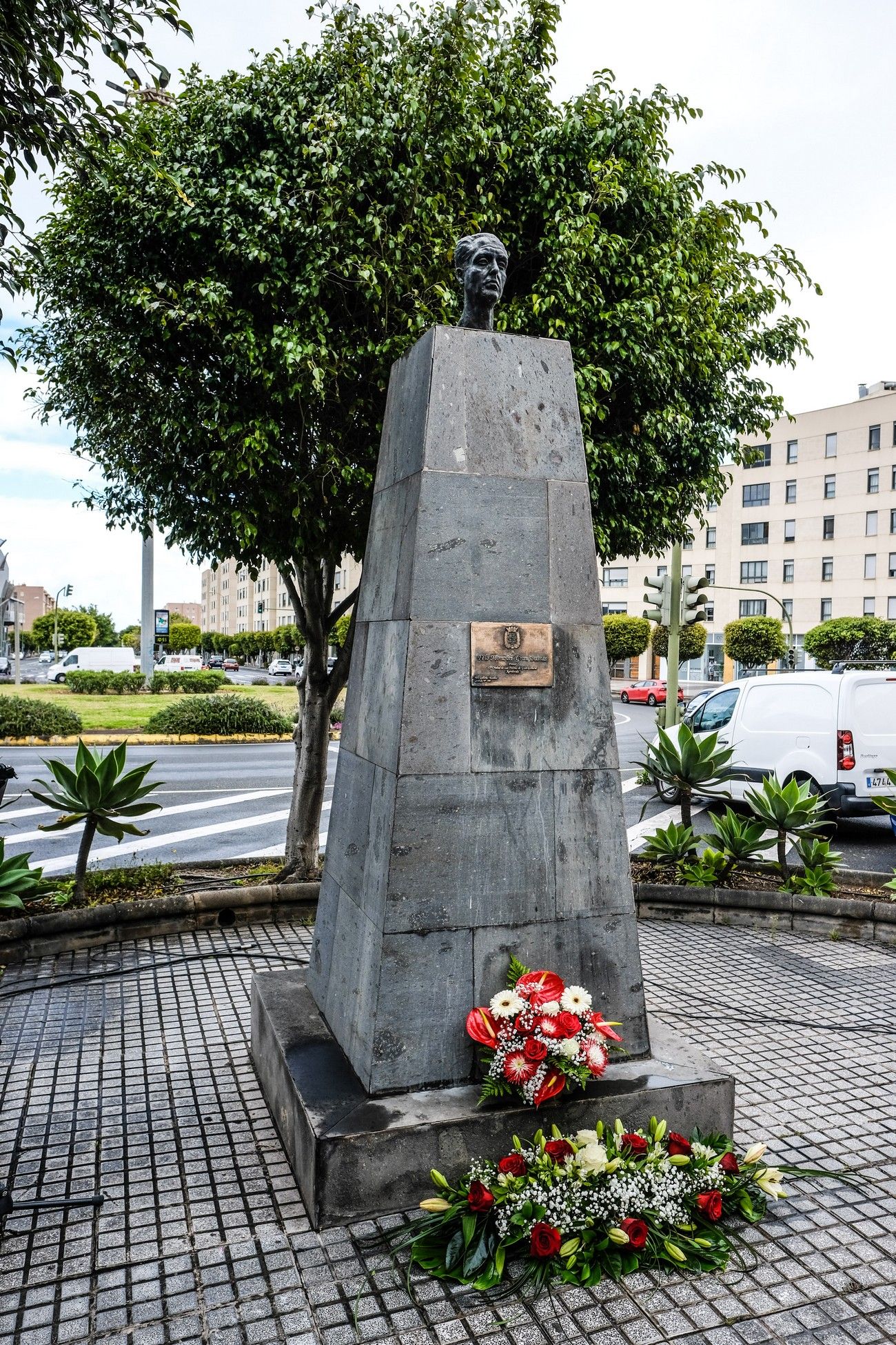 Ofrenda floral ante el busto de Felo Monzón por el 112 aniversario de su nacimiento