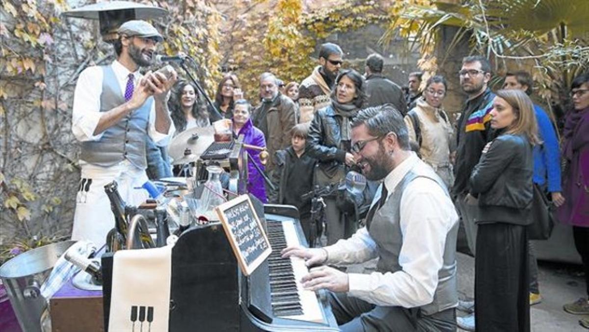 Música en directe 8 Artistes amenitzen la jornada davant desenes de visitants, ahir al matí. Música en directe 8 Artistes amenitzen la jornada davant desenes de visitants, ahir al matí.