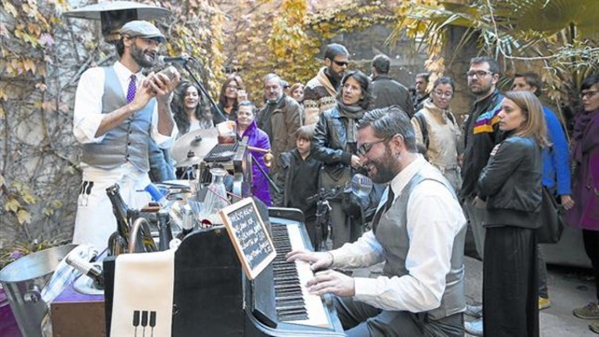 Música en directe 8 Artistes amenitzen la jornada davant desenes de visitants, ahir al matí.