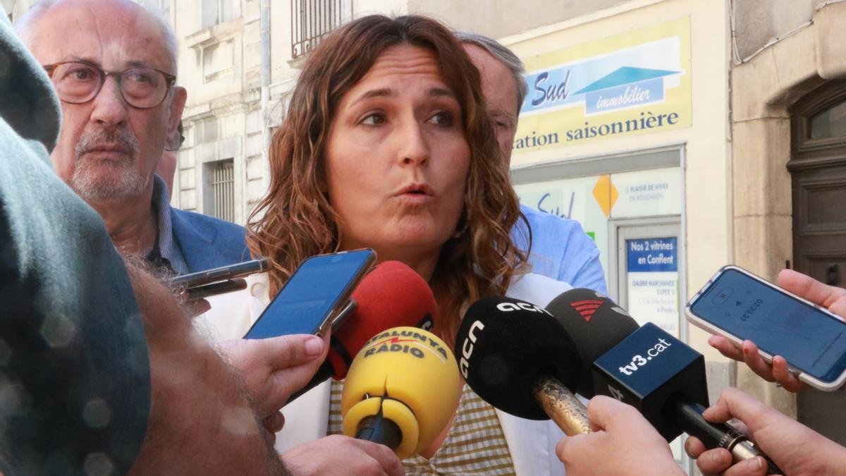 La consellera de Presidència, Laura Vilagrà, durant l&#039;atenció als mitjans a Prada de Conflent