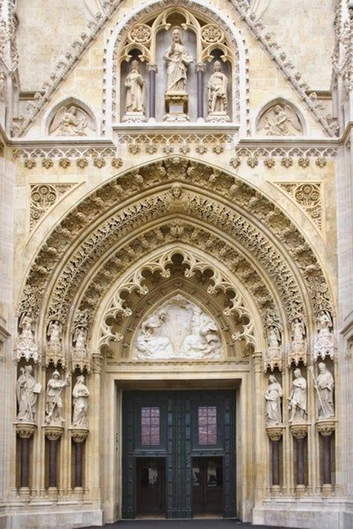 Fachada ornamentada Catedral de la Asunción de la Santísima Virgen María de Zagreb.