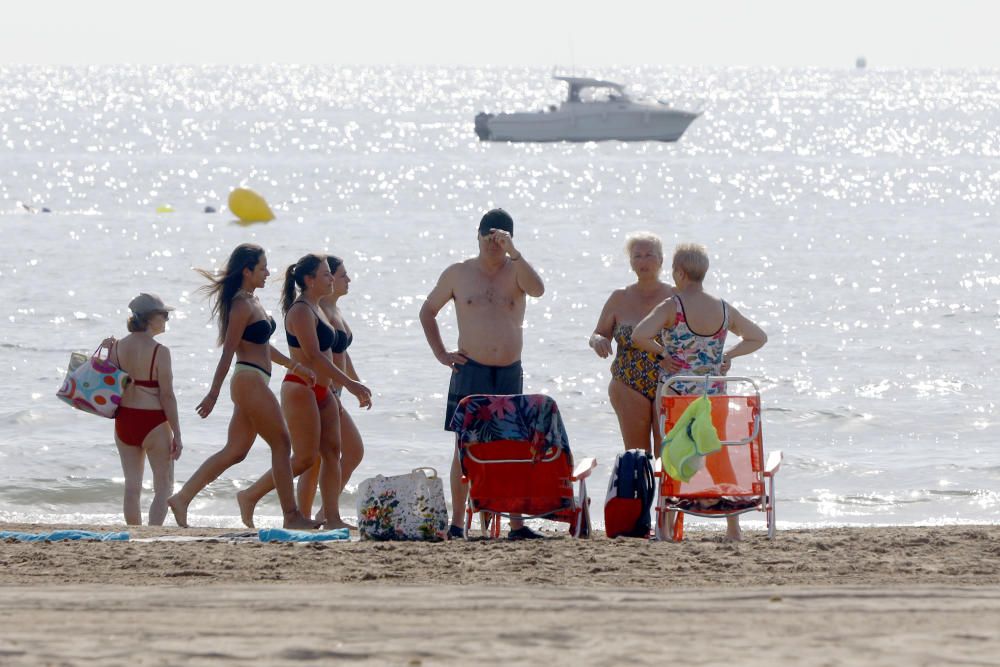 La playa de la Malva-rosa en València esta mañana de San Juan, a las 9.00 horas, ya estaba llena de gente.