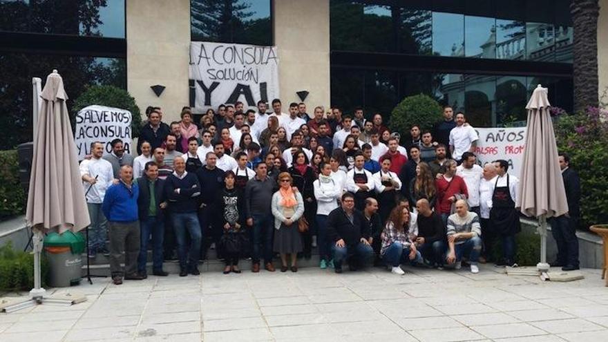 Estudiantes de La Cónsula, ayer, con los cocineros Michelin en el centro.