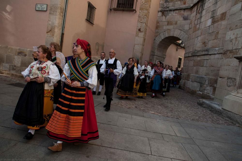 Desfile de trajes regionales