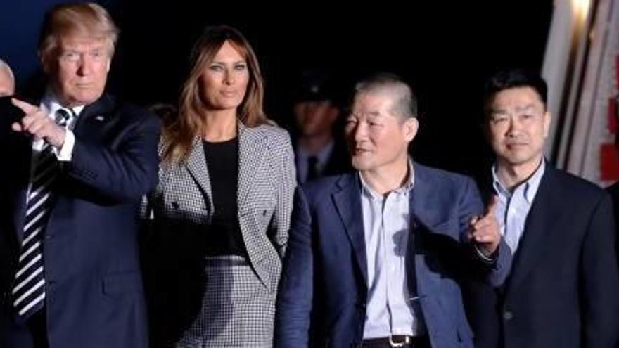 Trump i la seva dona Melania van rebre els tres nord-americans alliberats per Corea del Nord