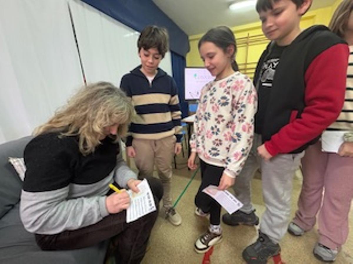 Mar Olid visita el colegio público El Coto de El Entrego