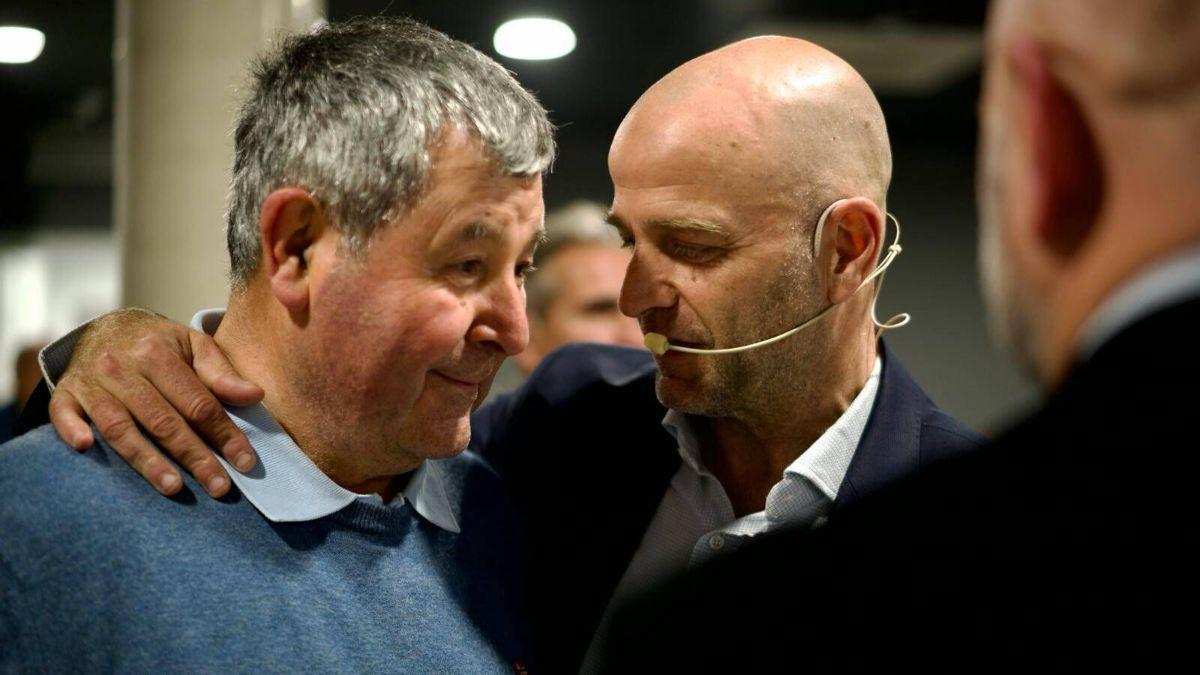 El precandidato Xavi Vilajoana con un socio en Arbúcies