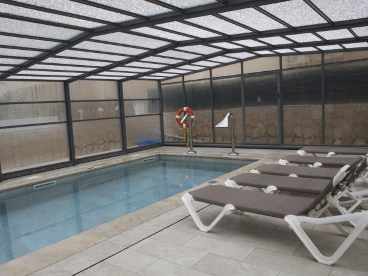 Strategisch im Ort platziert: Schilder mit Hinweis auf den ganzjährigen Betrieb.