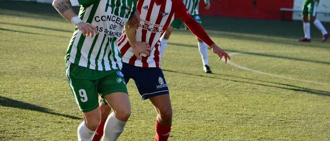 Álex presiona a un futbolista del Somozas en el duelo del domingo. // Gonzalo Núñez