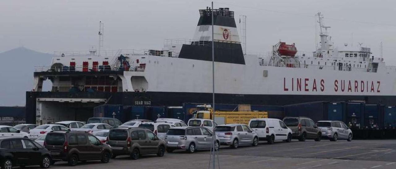 El &quot;SuarVigo&quot;, en la imagen cargando vehículos en Bouzas, será uno de los buques que cubrirá la autopista del mar de Vigo. // Adrián Irago