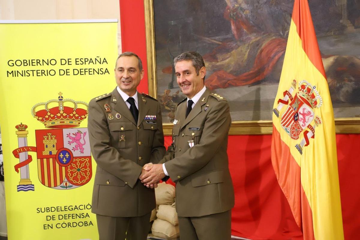 El coronel Ortega y su antecesor, Íñigo Laquidáin, durante el acto de toma de posesión del cargo.