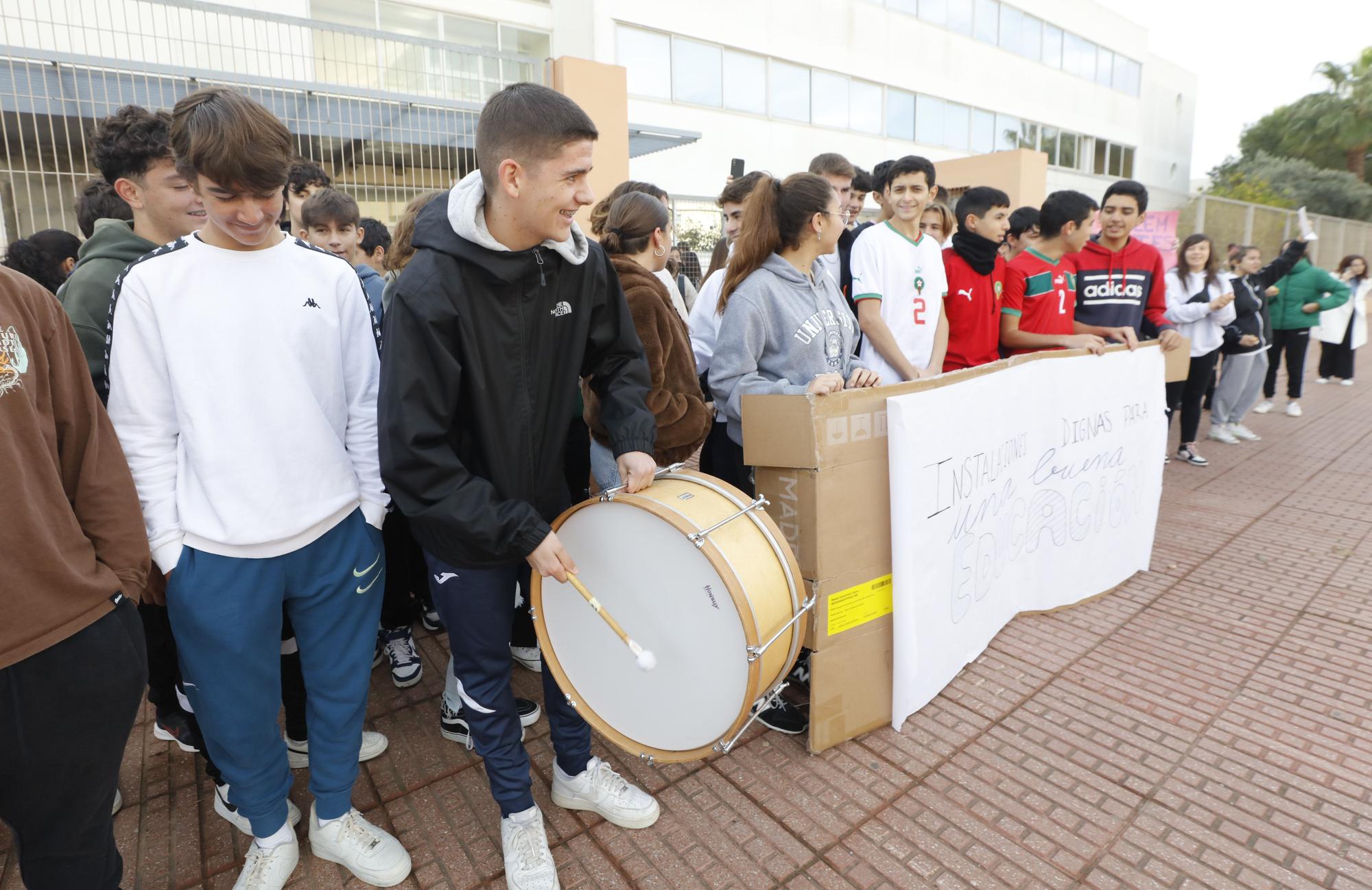 Los alumnos del IES Xarc protestan para exigir unas condiciones dignas